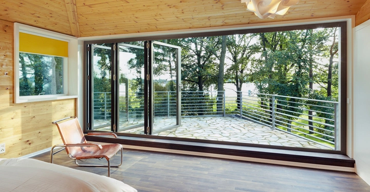 Galerie-Bild 4: Für Liebhaber von Holz gibt es die Glas-Faltwand in einer entsprechenden Holzvariante &nbsp;– wahlweise nur innen, oder sowohl innen und außen.