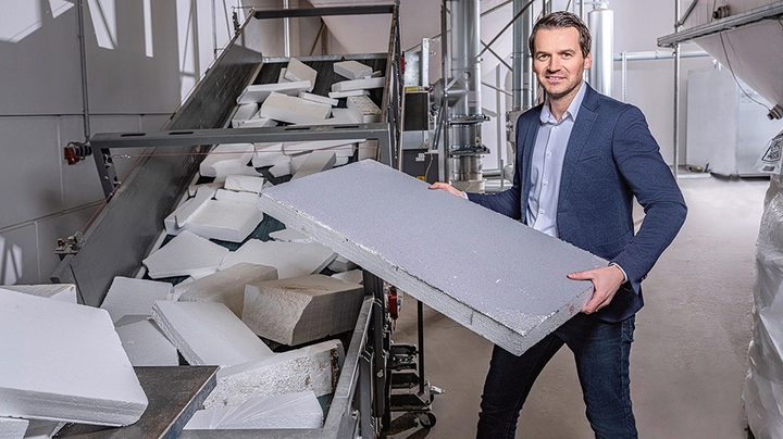 Galerie-Bild 1: Heimo Pascher, Geschäftsführung Austrotherm Gruppe, freut sich über die erfolgreiche Inbetriebnahme der österreichweit einzigartigen Recyclinganlage für EPS und XPS am Standort Purbach.