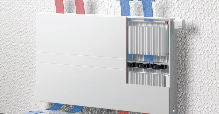 Ein moderner Heizkörper an einer strukturierten Wand sorgt für Luftzirkulation, wobei blaue und rote Pfeile den Luftstrom anzeigen. Ein Thermostat mit Anzeige 22,8°C ist an der Wand montiert.