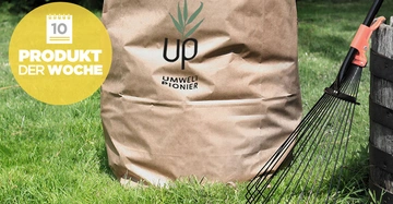 Großer brauner Papierbeutel steht auf Gras mit einem Rechen daneben. Links im Bild ein gelber Kreis mit Text. Text: 10 PRODUKT DER WOCHE. Beuteltext: UMWELT PIONIER.