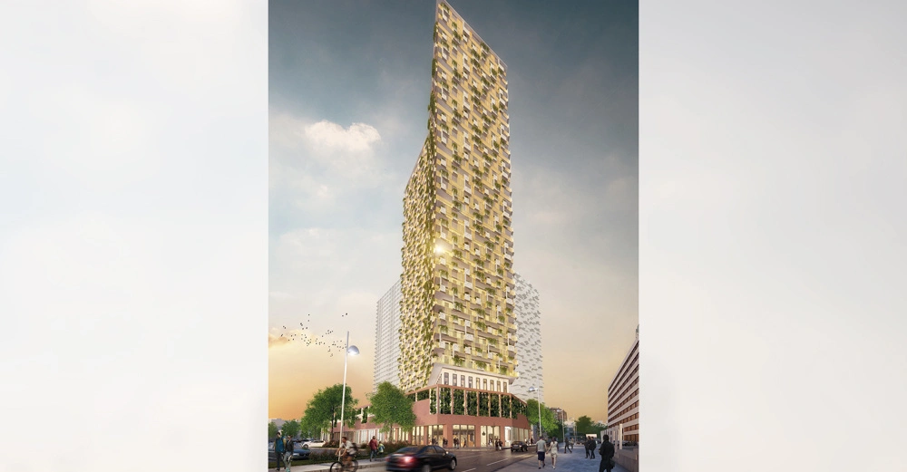 Ein hohes modernes Gebäude beleuchtet die Umgebung in einer urbanen Straße mit Menschen und fahrenden Autos bei Sonnenuntergang. Im Hintergrund sind mehrstöckige Bauwerke zu sehen.