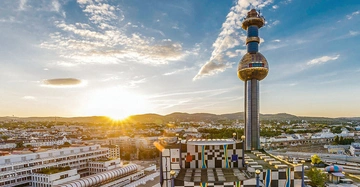 Panoramabild der Müllverbrennungsanlage Spittelau bei Sonnenaufgang