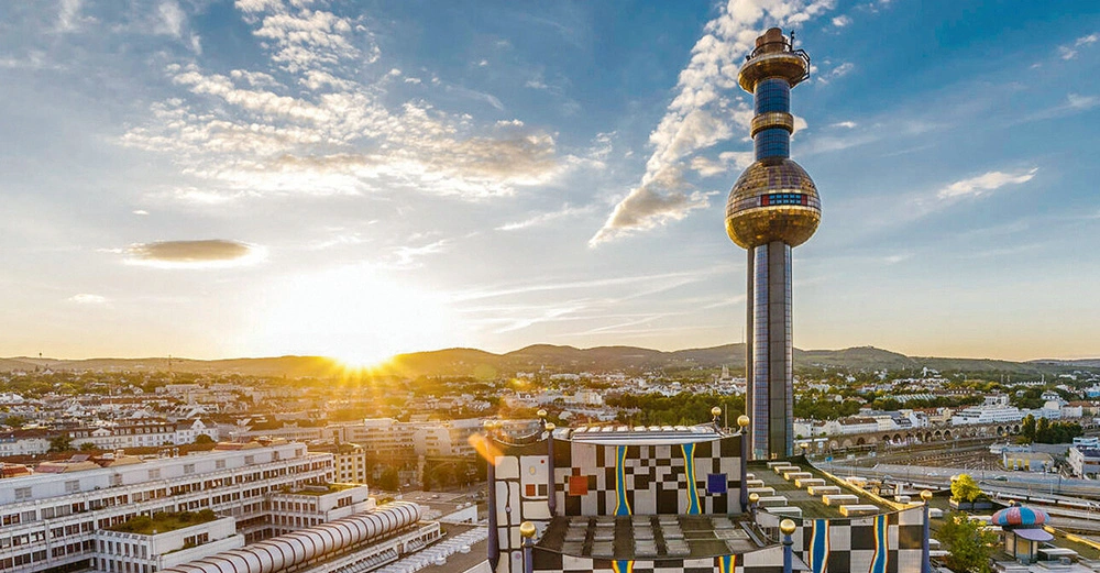 Panoramabild der Müllverbrennungsanlage Spittelau bei Sonnenaufgang