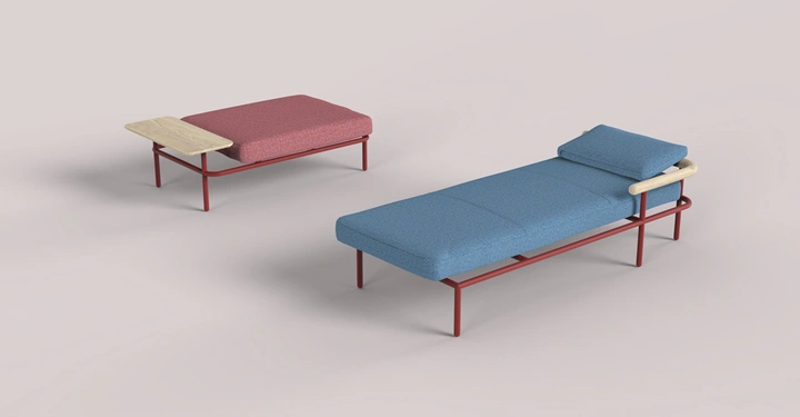 Zwei Liegen mit roten Metallgestellen. Eine Liege hat eine blaue Matratze und ein Kissen sowie eine Holzlehne; die andere hat eine rote Matratze und ein angebautes rechteckiges Holztischchen.