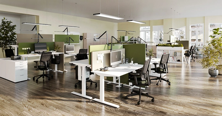 helles, modernes in weiß und olivgrün gehaltenes Großraumbüro mit mehreren SPINE-Schreibtischen, keine Menschen