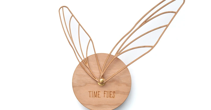 Galerie-Bild 6: Holzrundscheibe mit zwei flügelartigen Zeigern an der Wand TIME FLIES eingraviert auf der Scheibe moderner minimalistischer Stil