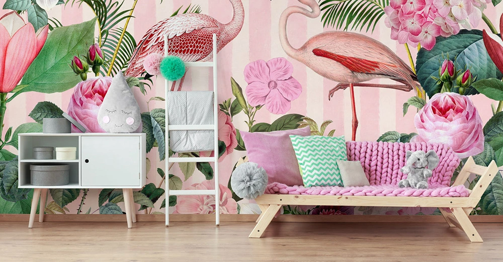 Im Hintergrund: Maßgefertigtes Tapetenmotiv von Andrea Haase mir rosa Flamingos und Pflanzen sowie Blumen. Im Vordergrund: Rosa Sitzbank, Leiter und Regal.
