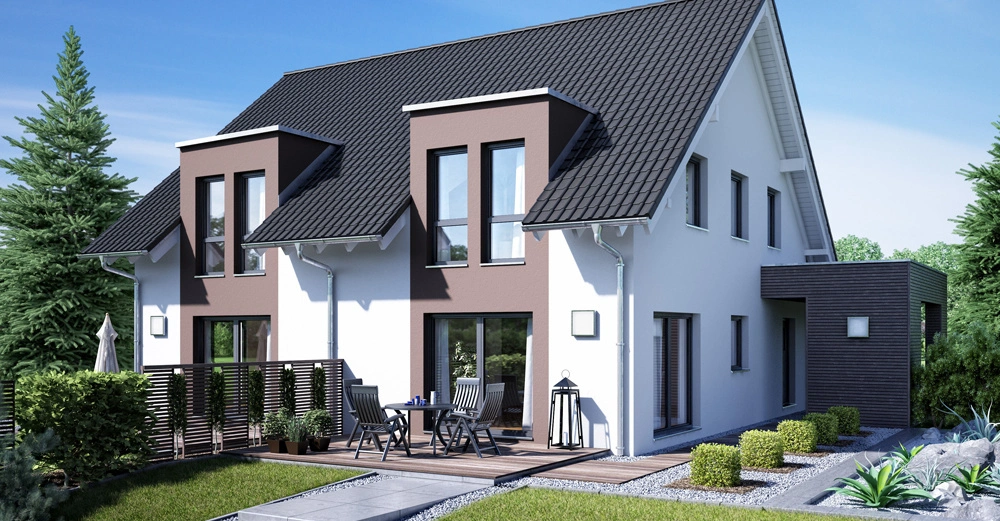 Doppelhaushälfte stehend Garten in modernem Stil mit weiße und braune Fassade Terrassenbereich Holzgartenmöbeln umgeben von gut gepflegter Rasenfläche und Pflanzen Bäume im Hintergrund blauer Himmel