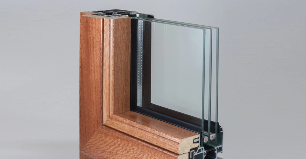 Holzrahmenfenster mit dreifach verglasten Scheiben steht in einem isolierten, neutralen Studiohintergrund.