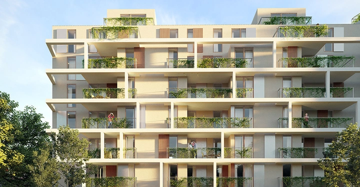 Mehrstöckiges Wohngebäude mit Balkonen, die teilweise von Bewohnern genutzt werden. Die Fassade ist von grünen Pflanzen dekoriert. Umgeben von Bäumen in einem sonnigen und klaren Wetter.