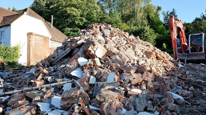 großer Haufen von Bauschutt nach Abriss eines Altbaugebäudes