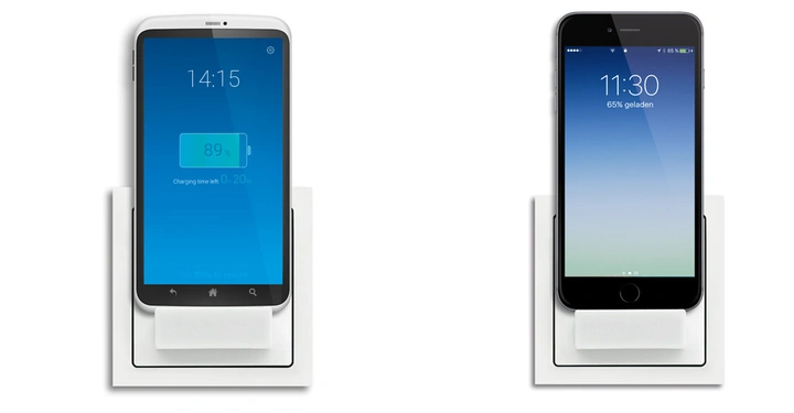 Zwei Smartphones auf weißen Ladegeräten an der Wand Smartphone links zeigt 14 15 und 89% laden Smartphone rechts zeigt 11 30 und 65% geladen Ein blauer Hintergrund erscheint auf beiden Bildschirmen