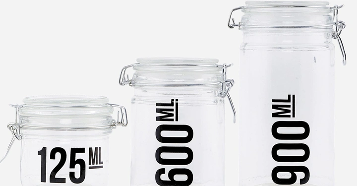 Galerie-Bild 2: Drei Glasbehälter in verschiedenen Größen stehen aufrecht mit Text 125 ML auf dem kleinsten 600 ML auf dem mittleren und 900 ML auf dem größten in einem hellen Hintergrund.